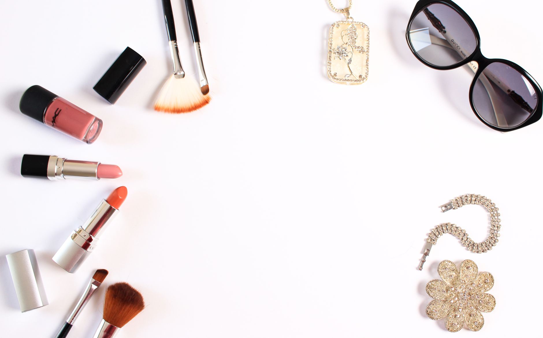 Stylish flat lay of makeup brushes, lipsticks, and glam accessories on a white background. — Drop-shipping and Wholesale of B