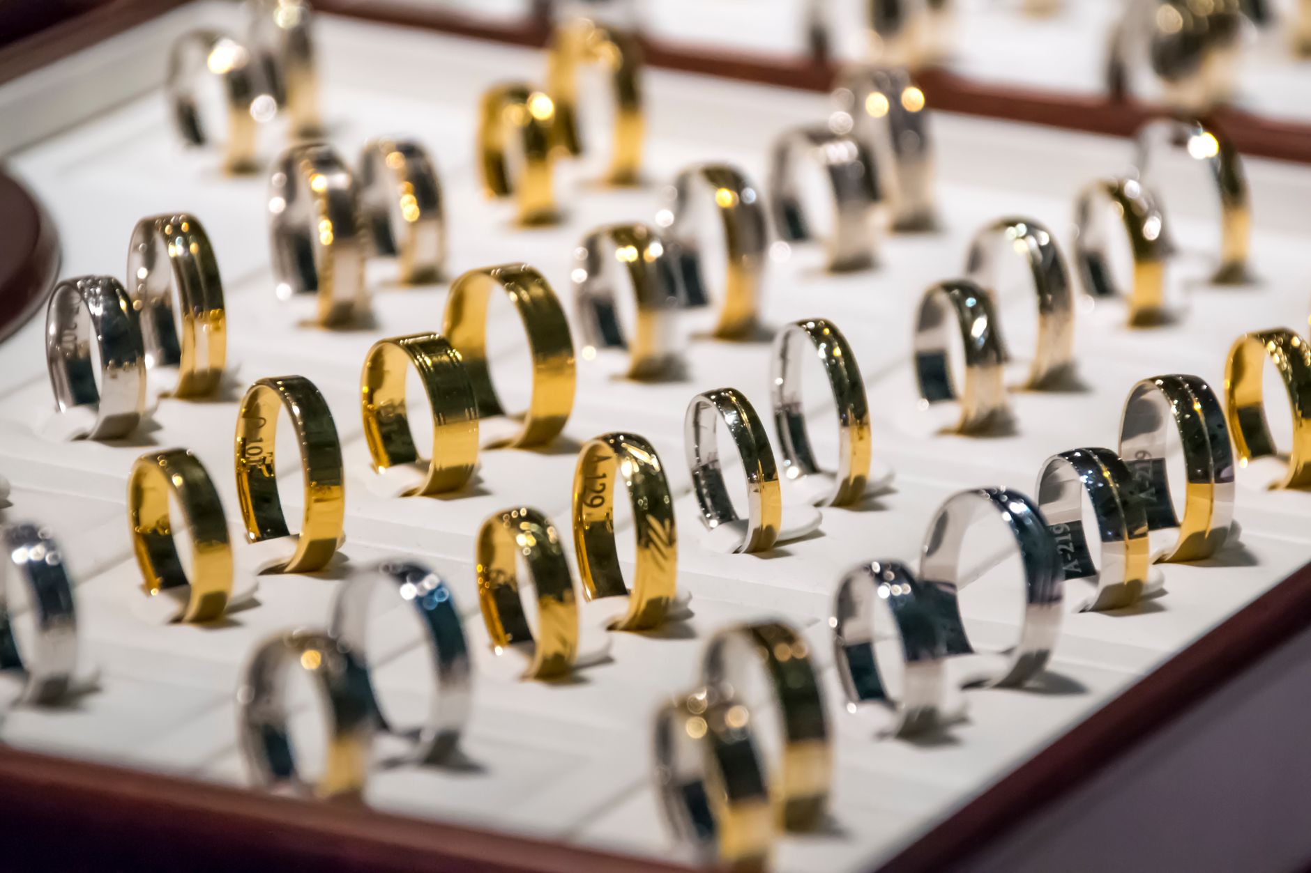How Security Guards Can Protect Jewelry Shops from Thieves