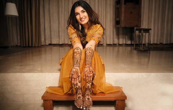 Silver Maang Tikka and Yellow Saree for a Beautiful Haldi Look