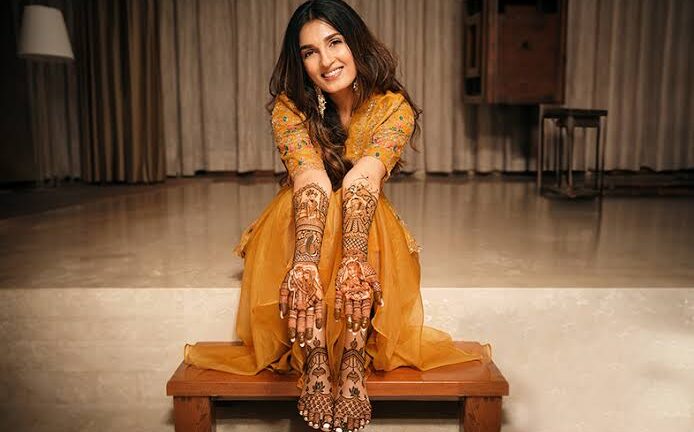Silver Maang Tikka and Yellow Saree for a Beautiful Haldi Look